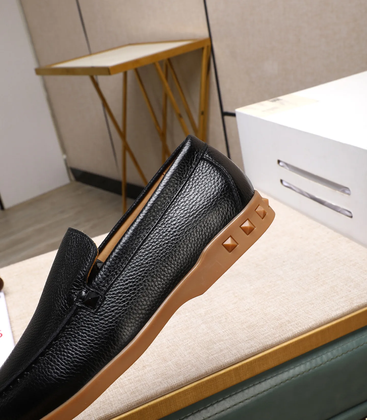 Men's shoes 💰520 [Valentino-Valentino] High-quality boutique men's shoes. The same style as the celebrities, original and authentic.✅ Made of imported cowhide + original apricot cowhide lining. The French luxury model is priced at 14,080 Swiss francs. It is also a Paris Fashion Week catwalk model. A brand can be deeply rooted in your heart, and a pair of shoes can make you linger. What you wear is not only noble, but also an aura. 👻Standard 38-45
